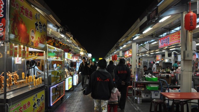 Đài Loan có rất nhiều chợ đêm mà du khách có thể bắt gặp ở bất cứ đâu. Những khu chợ trời được đặc biệt yêu thích bởi nhiều món ngon đường phố như gà rán, đậu hũ thối và các loại đồ xiên nướng... Theo Cục du lịch Đài Loan, 70% khách đến hòn đảo xinh đẹp này đều ghé qua chợ đêm. Đây cũng là điểm được check-in nhiều nhất trên Facebook vào năm 2013 tại Đài Loan